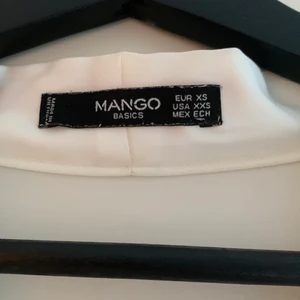 Blus - En vit blus i jätteskönt material från Mango i storlek XS. Knappt alls använd så är i jättefint skick! Köparen står för frakt