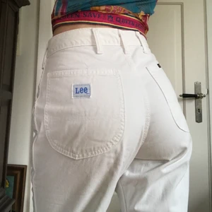 Vintage Lee jeans - Vintage Lee Jeans med hög midja. Storleken har skavts bort men skulle säga 36. Omkretsen i midjan är 72. Jag har 36 och är 178 lång. Byxornas innebenslängd är 80. Fint skick, inga fläckar. 