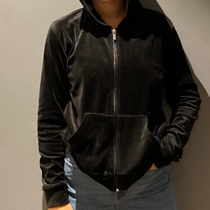 Svart Hoodie  - SÅ skönt material, det är typ silke eller vad det heter Hahah, men den är så skön och tunn och den har en luva