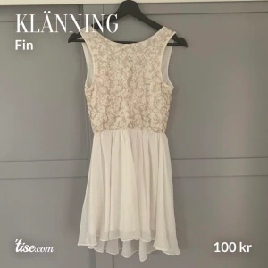 Klänning vit - Söt vitt klänning i st 158, passar s väldigt bra