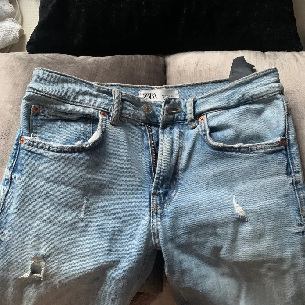 Jättesnygga jeans med detaljer! Storlek 34 och lågmidjade!🏖. Jeans & Byxor.