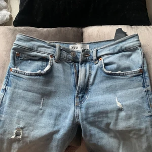 Snygga jeans! - Jättesnygga jeans med detaljer! Storlek 34 och lågmidjade!🏖