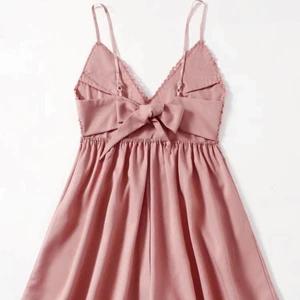 Klänning - Helt oanvänd då jag fick fel storlek! Frakten är inräknad i priset! Typ en playsuit! Men ser ut som en klänning.