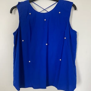 Söt marinblå topp från Zara stl M - Säljer en jättesöt marinblå topp från Zara i storlek M. Pärlor på framsidan av toppen och volanger och kors i ryggen. Denna passar även en S. Kontakta mig för mer info ❤️‍🔥