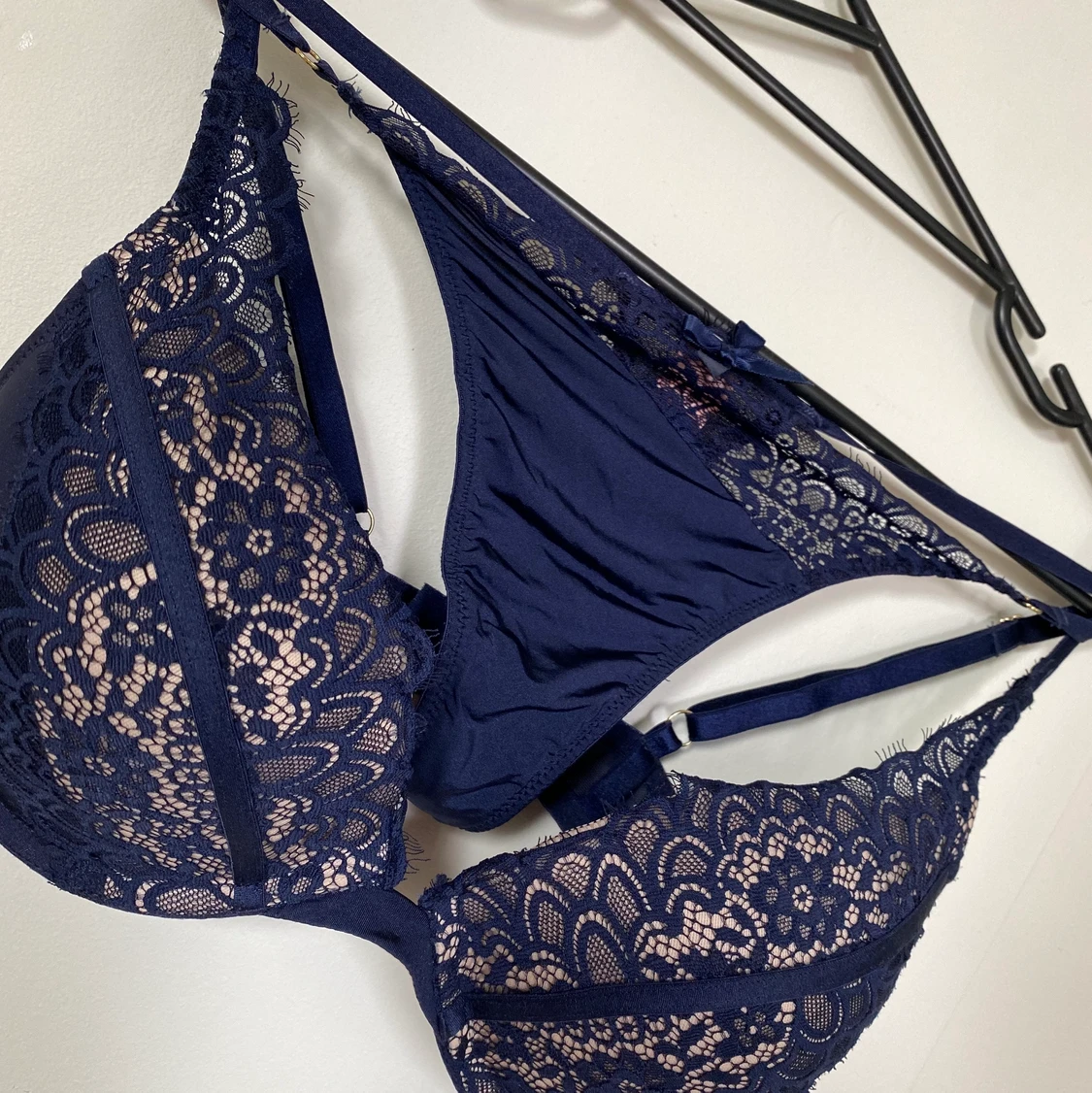 Marinblått Hunkemöller set, bh & string. - 91