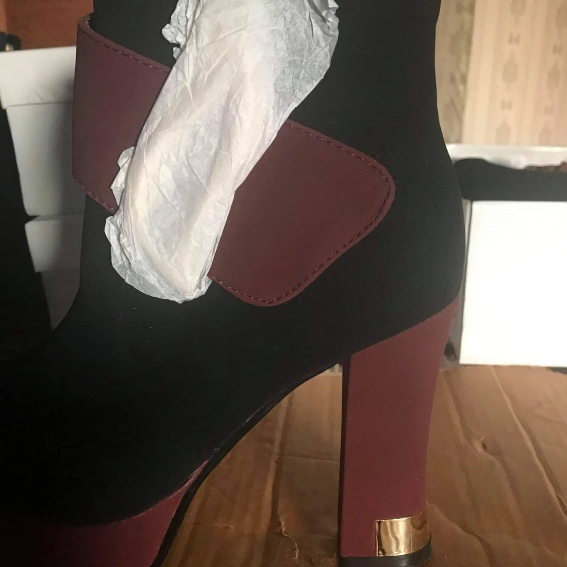 Vinröda svarta högklackade med guld detaljer