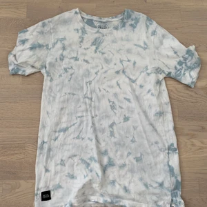 Tiedye t-shirt - T-shirt från herravdelningen på ASOS! Jättecool och passar perfekt att dra på sig över bikinin eller till ett par coola jeans 