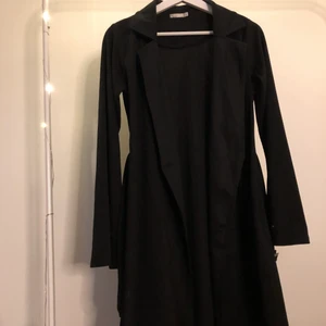 Kappa - En jätte fin svart kappa i stl s från nly trends som har ett skärp i midjan som man kan spänna åt.