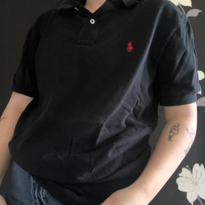 Polo Ralph lauren pike - Svart Ralph lauren polo pike i lagom skick aningen blekt