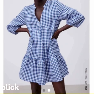 Zara rutig klänning - Intressekoll på denna superfina slutsålda zara klänningen i storlek S som intr kommit till användning hos mig 💕 det är försent att lämna tillbaka den så därav lägger jag ut den här. Jag kan mötas upp i Göteborg eller frakta! OBS LÅNADE BILDER