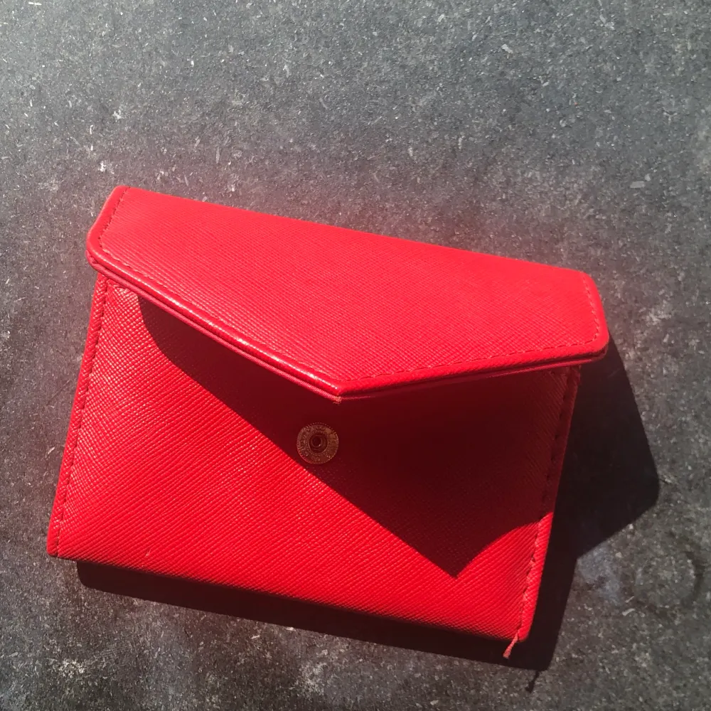 Röd plånbok/korthållare, vet ej märke. Perfekt liten smidig korthållare som man även kan få plats med annat som tuggumipaket eller nycklar i. Köparen står för frakt💕. Accessoarer.