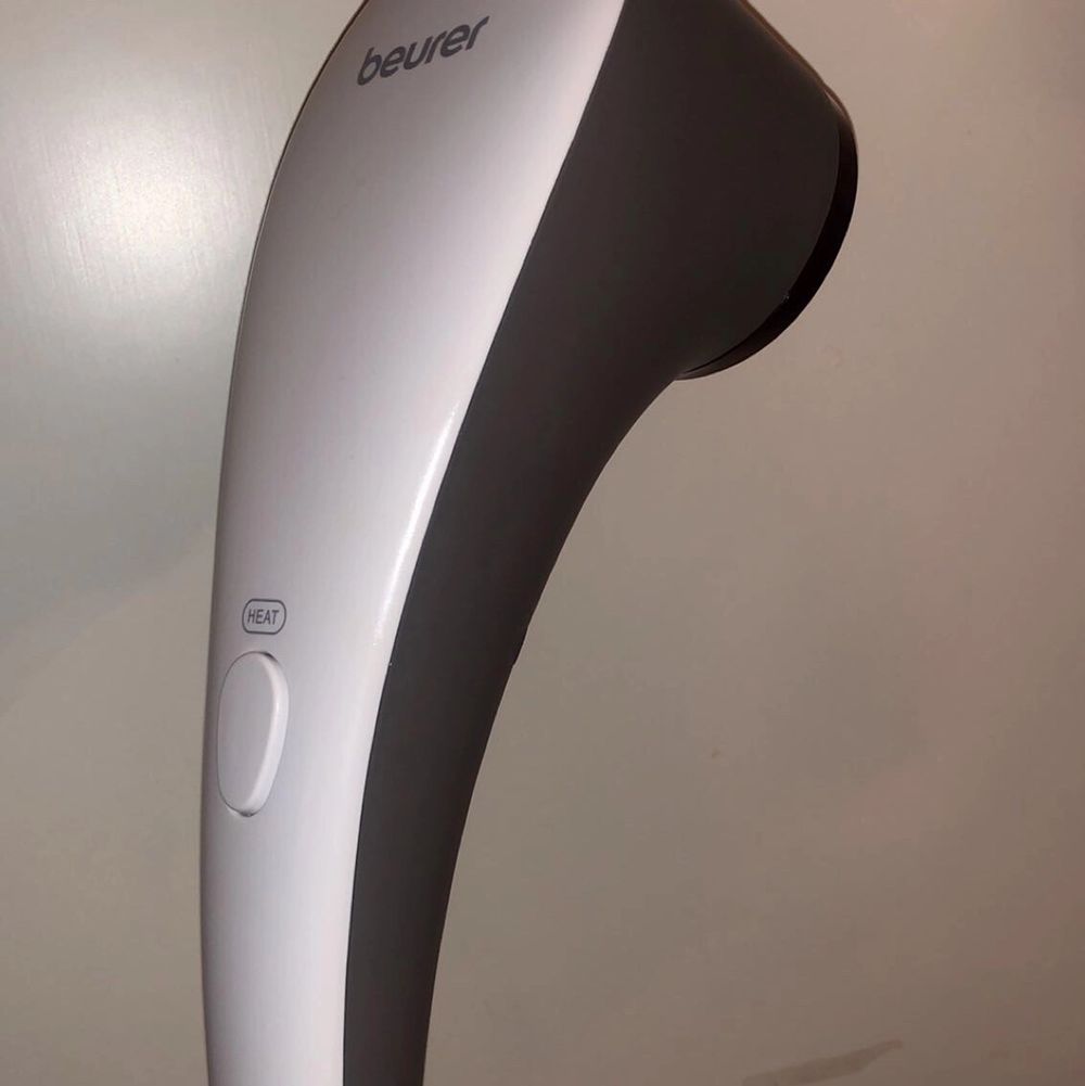 Massage maskin som används till kroppen vid smärta och om man känner sig stel. Går att sätta på värme om man trycker på översta knappen. Används inte och den är fortfarande som ny! Kommer med 2 st olika stycken! ❤️ den är otroligt bra och jätte skön så kan verkligen rekomendera! Nypris 2800 kr. FRI FRAKT. Accessoarer.