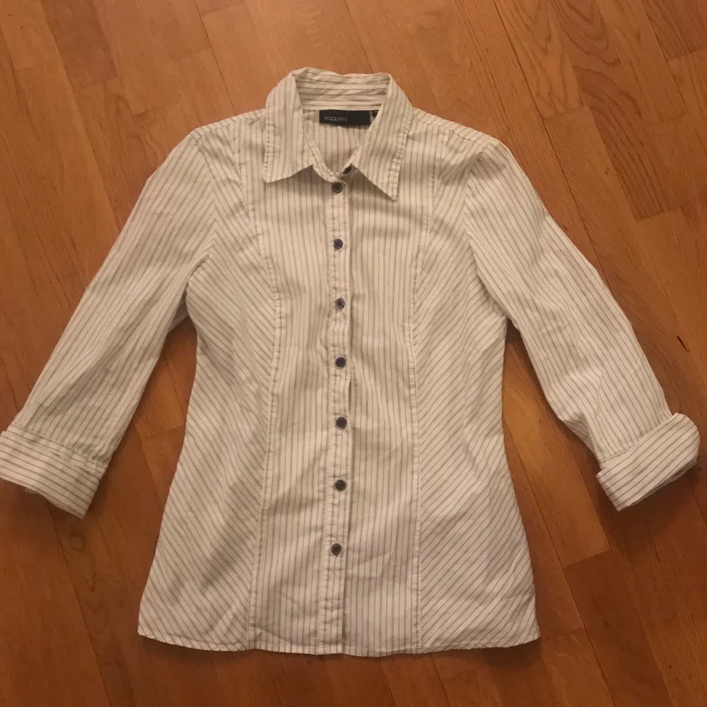 Randig vit figursydd vintage skjorta köpt secondhand. Storlek S/M.. Skjortor.
