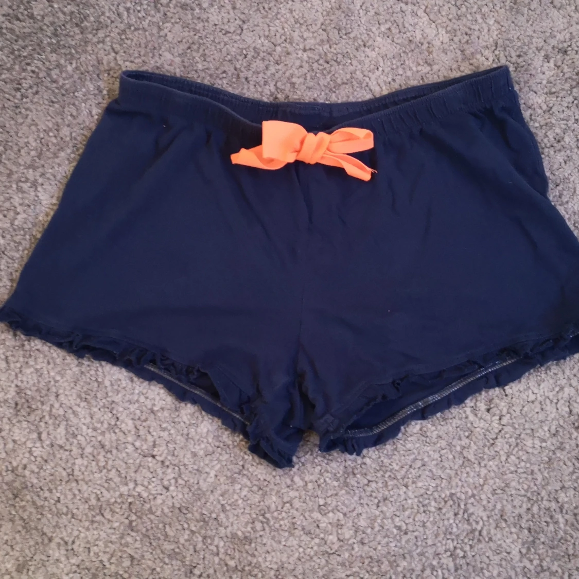 Marin blå pyjamas shorts med neon orange rosett