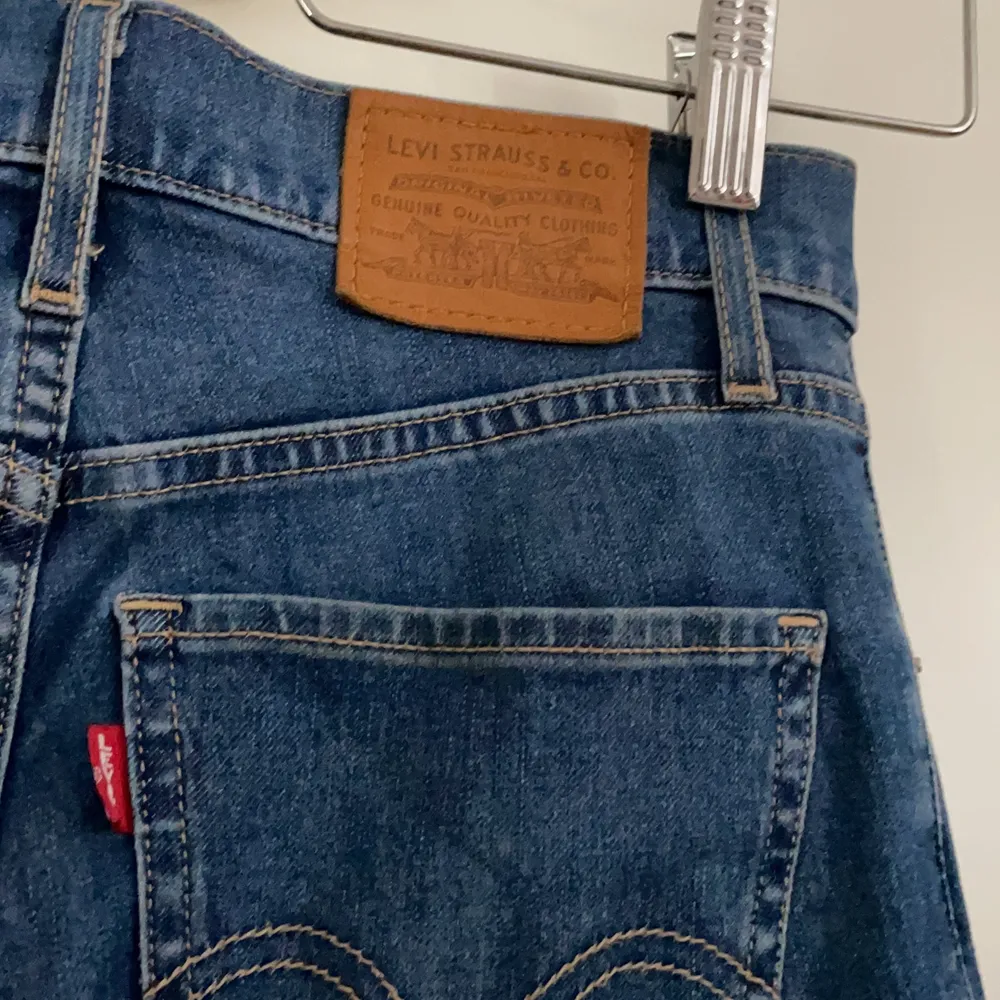 levi’s jeans jättefint skick knappt använda storlek 24/30 passar mig som är runt 160 i längden . Jeans & Byxor.