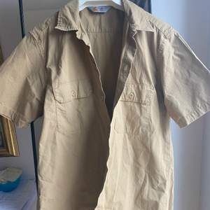 Superfin beige t-shirt i ”skjortmaterial”, superfin att ha över en vanlig tröja!🤩