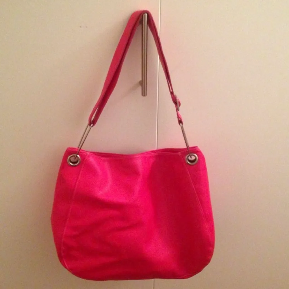 Jättefin rosa väska, små märken. Endast avhämtning i Norra Djurgårdsstaden eller post vid fraktbetalning. Väskor.