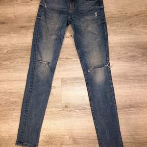 Jättesnygga jeans med slitningar/hål som tyvärr inte passar mig längre. Säljer för 75kr plus frakt eller bud! ✨🤍 Storlek S men skulle säga att de passar en XS också.