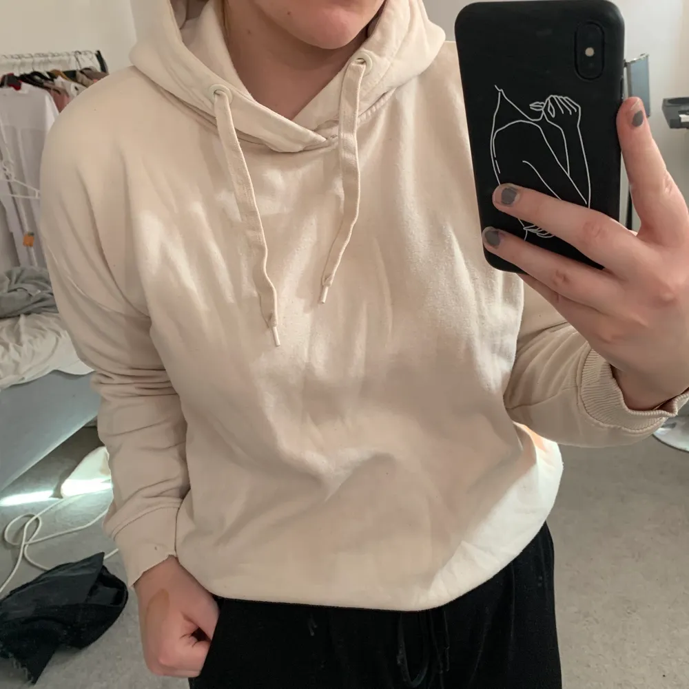 Beige Hoodie • köpt på lager 157 • säljer för den inte kommer till användning • Strl M/L. Hoodies.