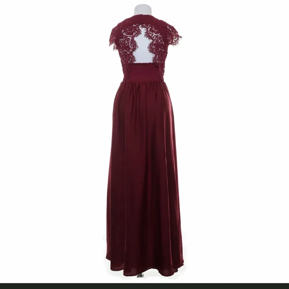Super fin balklänning med öppen rygg, den är ifån Chiara Forthi. Är inte köpt på Sellpy utan de är bara för att visa hela klänningen på bäst sätt. Aldrig använd. Frakten står köparen för 🥰🥰. Klänningar.