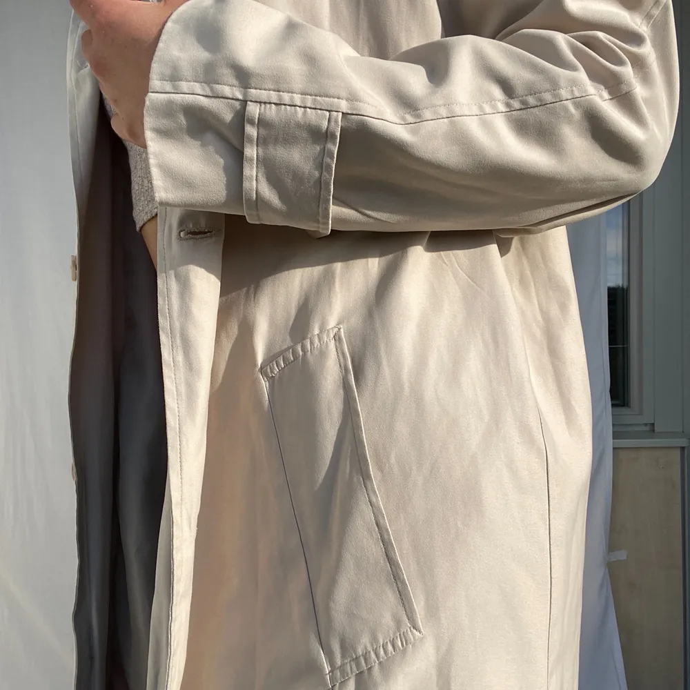 Hi, I’m selling this beige trench coat  which is as good as new. It is super soft and light and perfect for spring. I think it is a size 40 but it fits nicely on a 38 as well. . Jackor.