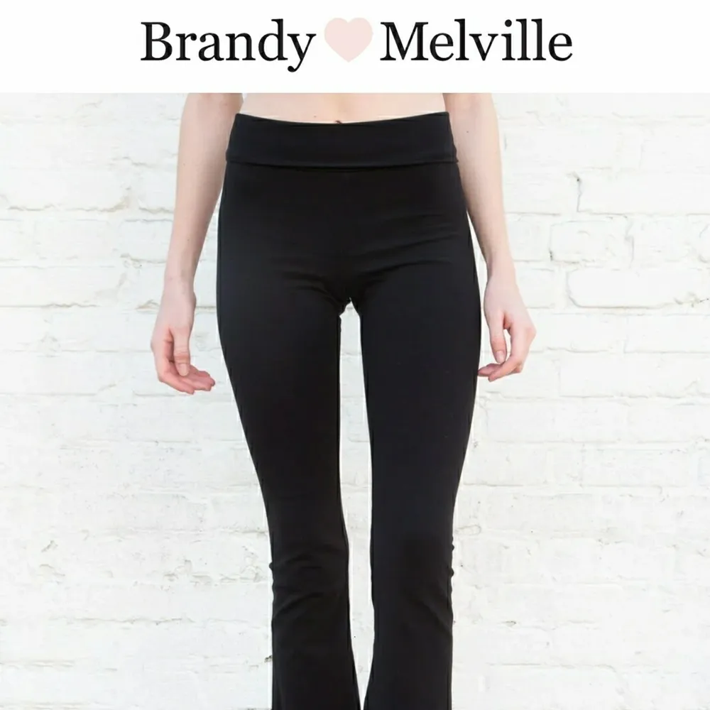 Svarta flared leggings från brandy melville.💕Går att ha highwaisted eller vika ner för en lowwaisted passform. Innerbenslängden är 81cm❤. Jeans & Byxor.