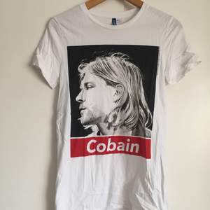 Tshirt med Kurt Cobain i herrstorlek XS. Nyskick, säljs då den inte passar mig.