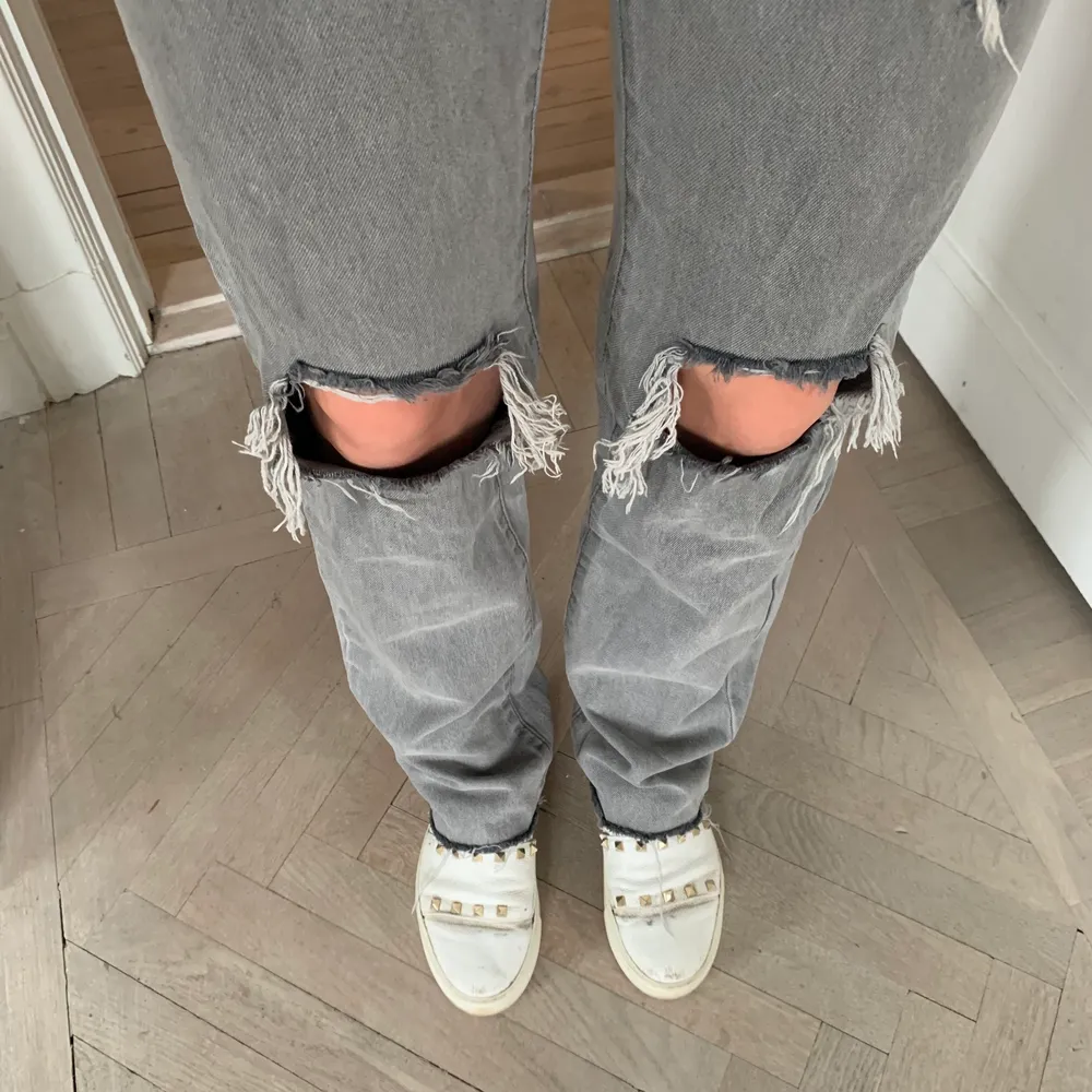 Säljer mina trendiga jeans från Pretty Little Thing i storlek 36 då de är liite för små för mig 😢💕 Helt slutsålda och går inte att få tag på längre. Får alltid så många komplimanger när jag använder dem. Superfint skick!. Jeans & Byxor.