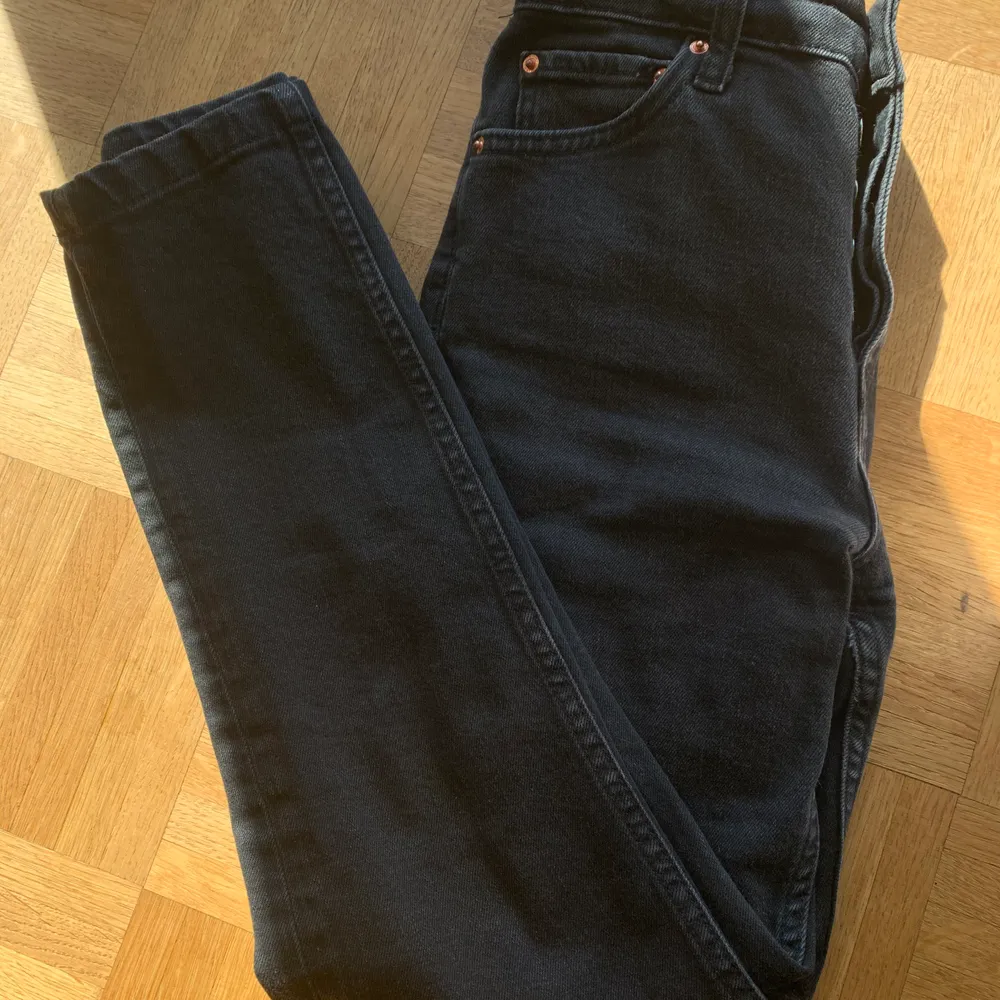 Snygga svarta jeans från Gina Tricot i storlek S (strl 34), sitter super snyggt men tyvärr lite korta på mig som är 1,70. Säljer dem för 175kr+ frakt då det inte är något fel på dem:)dem är highwaist och regular passform, det är bara att skriva om ni har frågor❤️ . Jeans & Byxor.