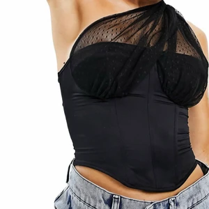 Korsett topp - Topp från asos, använd 1 kväll. Storlek 40 men mer som 38, inbyggda kupor