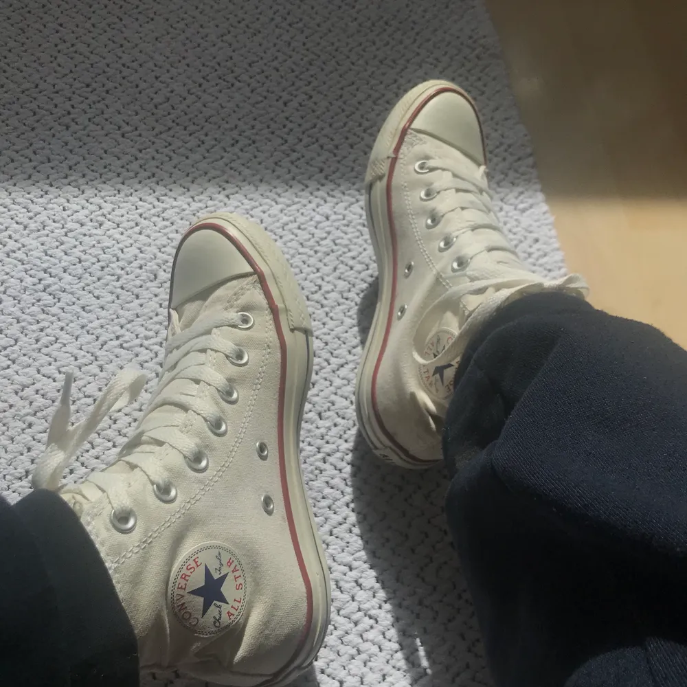 Trendiga Converse i storlek 36.5 som är använda men ändå i bra skick! Hör av er för fler bilder eller vid frågor, pris kan alltid diskuteras!🦋 Vid högt intresse startas budgivning💕 (Säljer även ett par converse i storlek 36!!) . Skor.