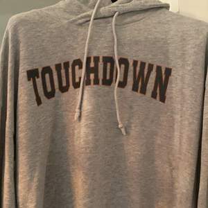 Grå hoodie från lager 157. Jätte bekväm men inte min stil! Står ”touchdown” i mitten av färgerna svart och röd. Köparen står för frakten! Skicka meddelande för mer info såsom passform osv. 