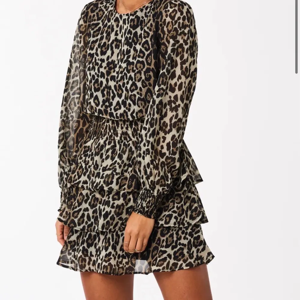 Säljer denna otroligt fina leopardklänning. Den är använd få gånger bland annat på ett bröllop. Den är i nyskick 🥰. Klänningar.