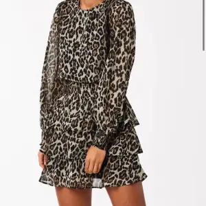 Säljer denna otroligt fina leopardklänning. Den är använd få gånger bland annat på ett bröllop. Den är i nyskick 🥰