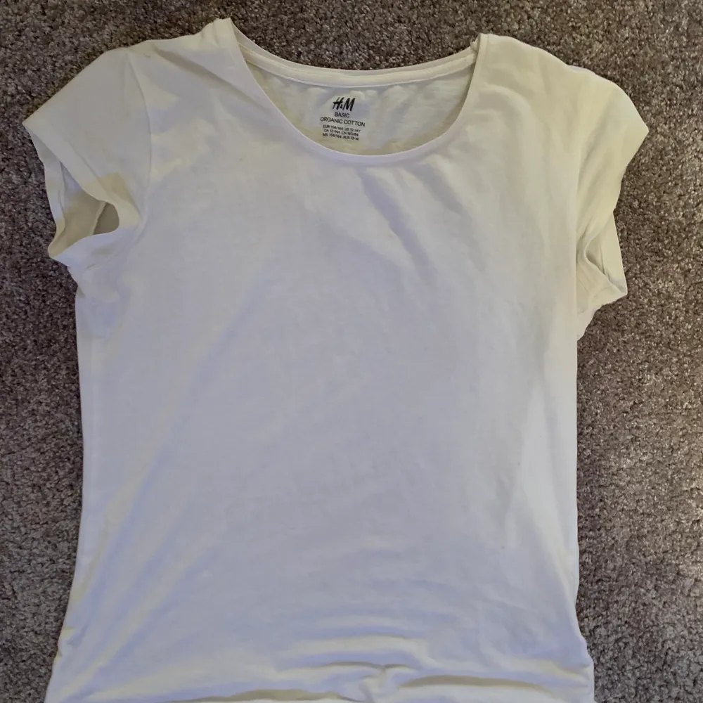 Basic vit t-shirt från H&M i strl 158/164. Kan köpas direkt för 35kr exkl frakt. T-shirts.