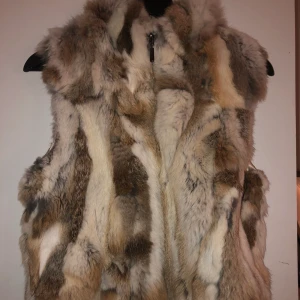 Päls väst - En äkta päls väst från HOLLIES i storlek M. Använd 3-4 gånger och är som nyskick. Stängs med dragkedja och har en ned och uppfällbar krage. Nyköpt för 3000 men säljer för 1000