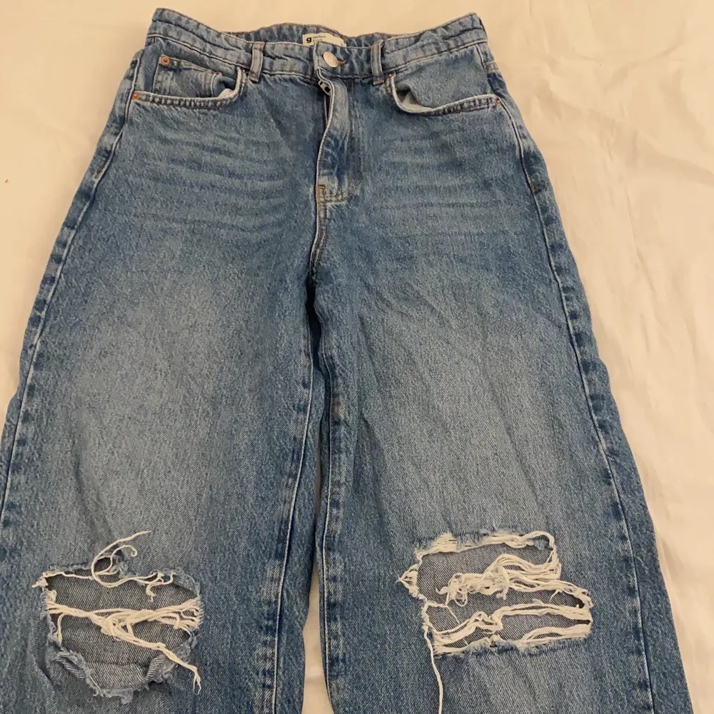 Ett par super dina jeans som går ut vid anklarna och har hål. Vissa av de banden på knäna är inte kopplade till sidorna men köptes så ( köpta för 600kr). Jeans & Byxor.