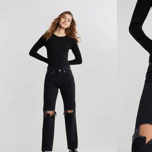 Söker Gina Tricot 90s high waist jeans svart med hål i storlek 32 eller 34. Slutsålt överallt 