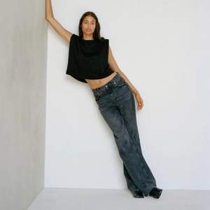 Snygga svarta zara jeans, modell 90s full length, slutsålda på hemsidan.💞