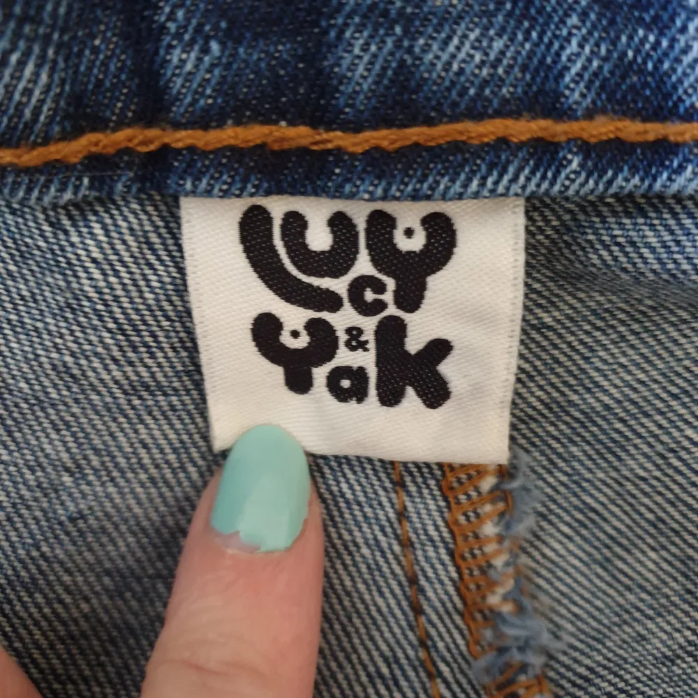 Blåjeans från det brittiska märket Lucy and yak. Jeansen är högmidjade, har dubbelknäppning och fina detaljer. De är 100% bomull men är väldigt sköna att ha på sig. Jag har sytt upp dem för att passa mig bättre så de går till min ankel (Jag är 162cm). Jeans & Byxor.