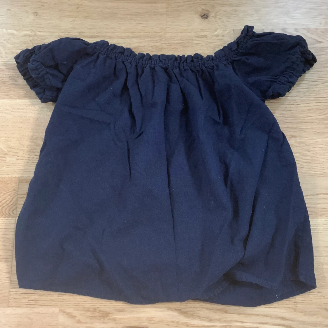 marinblå off shoulderblus Vera Moda