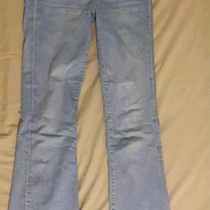 Ljusa jeans i stl S. 1 år gammal och är bra skick. Frakta går att ordna. Köpt dom för 399kr 