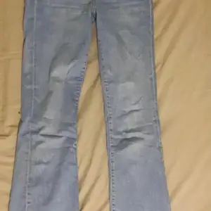 Ljusa jeans i stl S. 1 år gammal och är bra skick. Frakta går att ordna. Köpt dom för 399kr 