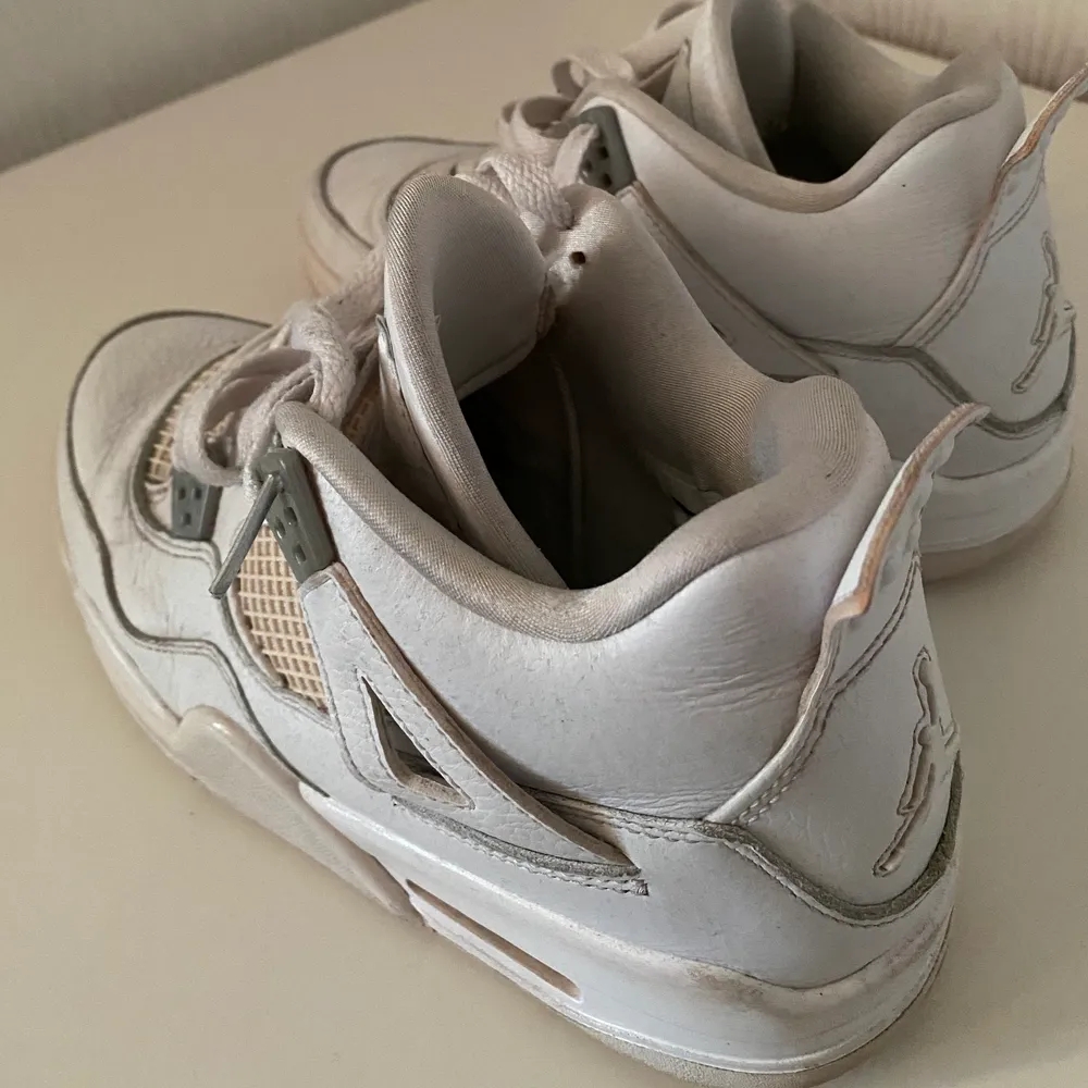 Säljer två par Jordans, samma modell, som båda är storlek EUR 38. Originalpriset ligger på ca 1500kr och nuvarande priset på ca 3000kr. Vi säljer för 500kr. Priset kan ev ändras. Kommentera/skicka meddelande vid intresse eller frågor! ‼️ENA PARET SÅLDA‼️. Skor.