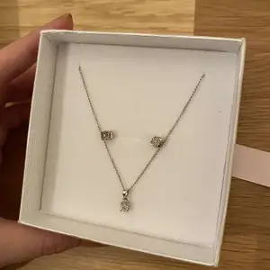 äkta silversmycken med små diamanter i. säljer då mitt ex gav mig detta 😁 så kan TYVÄRR it använda längre haha, annars jättefint verkligen så det e ju synd faktiskt :( använt i 2 månader och i nyskick. vet ej nypris tyvärr