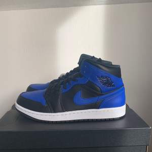 Säljer mina air Jordan 1 mid hyper royal, storlek 43 då jag inte fick någon användning av dem. Köpta för ca 3 veckor sedan på footlocker, skorna är bara använda fåtal gånger och ser nya ut. På andra bilden ser man en liten crease på ena skon, inget märkvärdigt