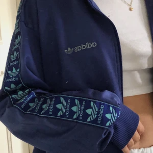 Retro adidas jacka - Cool retro adidas jacka med gamla tryck på armarna. Använd fåtal gånger, buda om det är flera som är intresserade. Köparen står för frakten!!💓 HÖGSTA BUD: 310kr   | BUDGIVNING AVSLUTAD 💓
