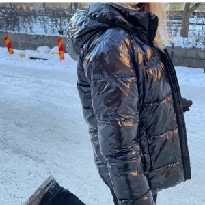Marinblå lackjacka  - Säljer nu min mörkblå lacka jacka som jag använde köpte och använde förra vintern men har ej rört den sedan dess så jag säljer den. (Lånad bild), köpte jackan för 1200 kr i London och den finns ej kvar. Buda 💕