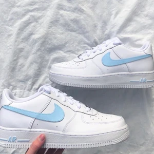 Nike air force 1  - !Kollar intresset på mina Nike air force 1 i storlek 39. Använda några gånger har dock en liten liten defekt där fram som knappt syns , har färglagt de själv med skofärg som inte går bort i vatten. Bilden är lånad, men mina skor är färglagda precis lika dant med ljusblå färg. kom privat för egna bilder.