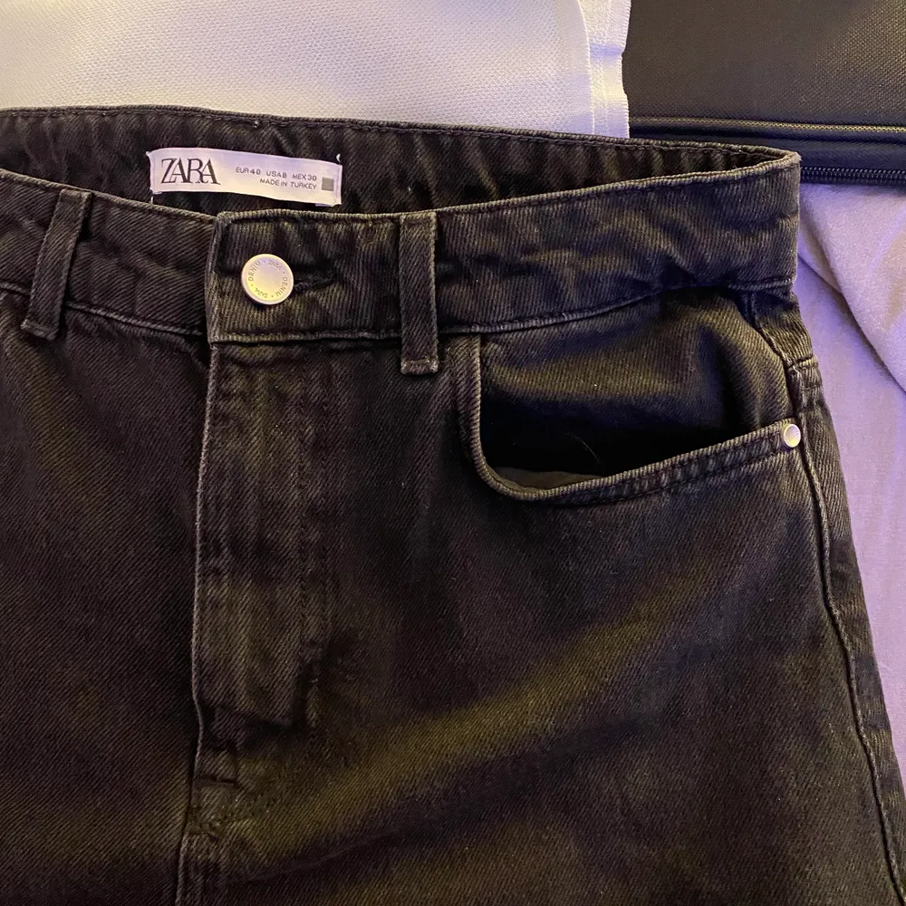 Snyggaste Zara jeansen med vida ben😍 strl 40 o sitter så snyggt oversized och lite lågmidjat på mig som har strl 36/38. Aldrig använda . Jeans & Byxor.